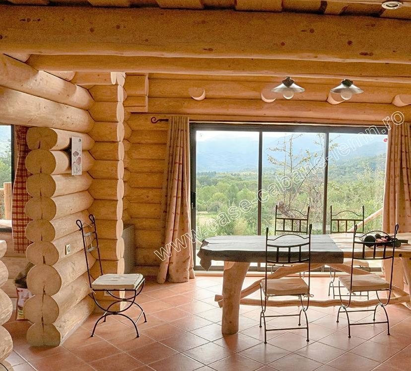 Interior casa din lemn rotund, Font Romeu, Franta