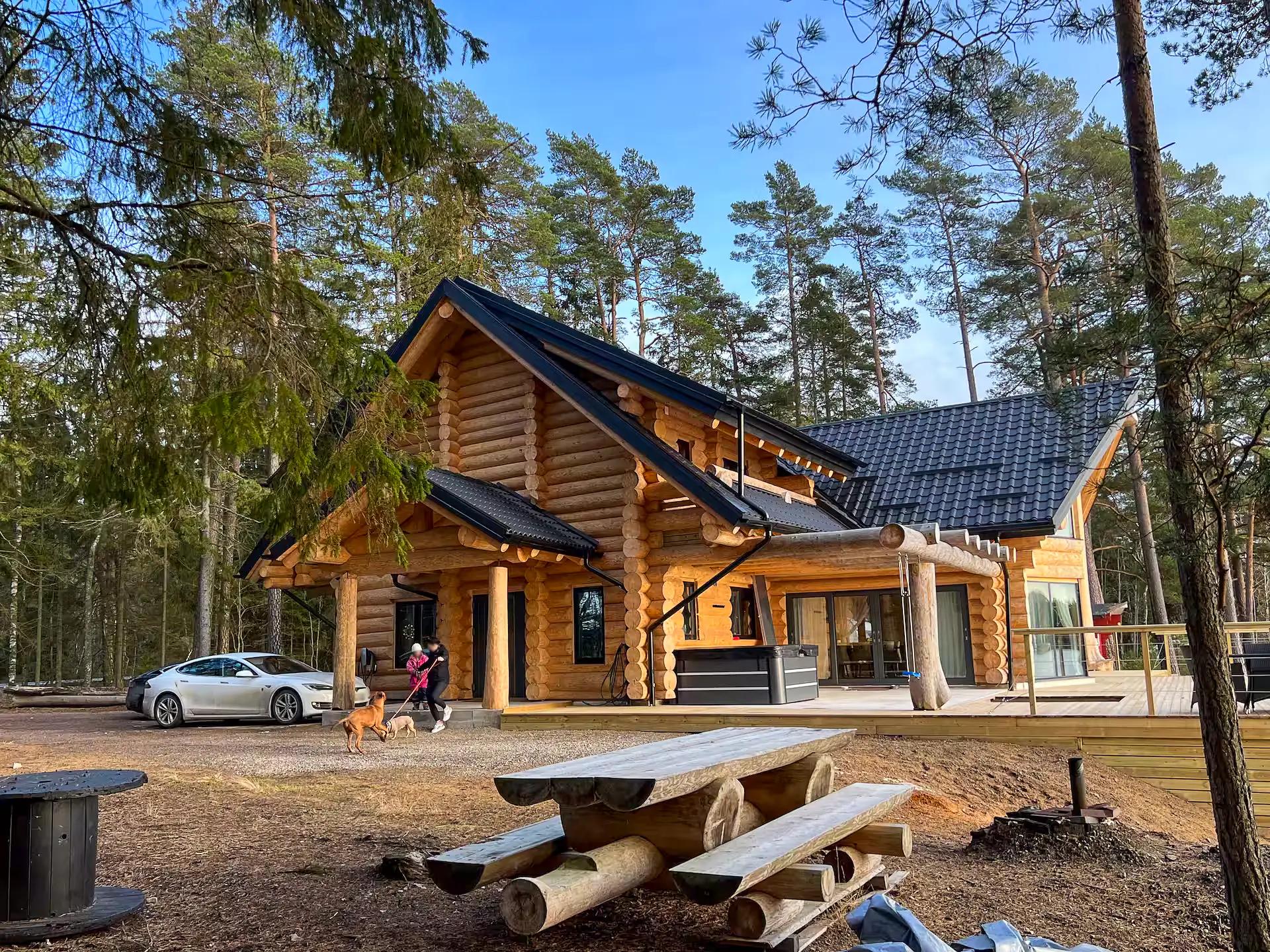 Casă din lemn cu acoperiș tipic austriac, construită de Aceris, situată într-o zonă cu case pe dealuri în Austria